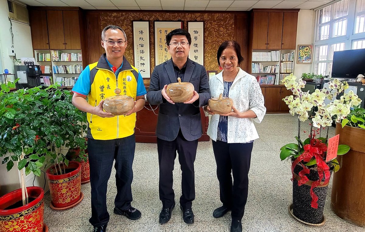曾會長參與地方關懷捐贈活動